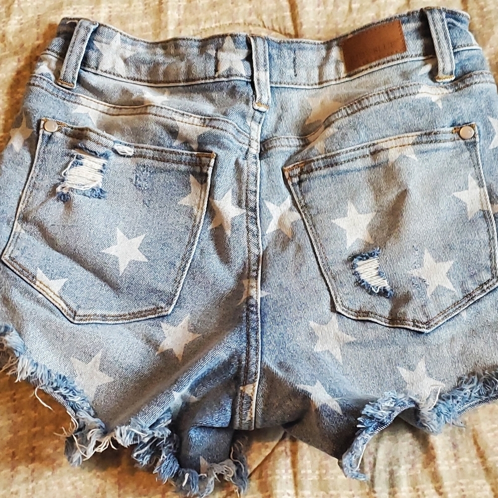 Judy Blue Star Print Distressed Light Blue Cut-Off Short Frayed Hem Size S 00/2 - Picture 9 of 10